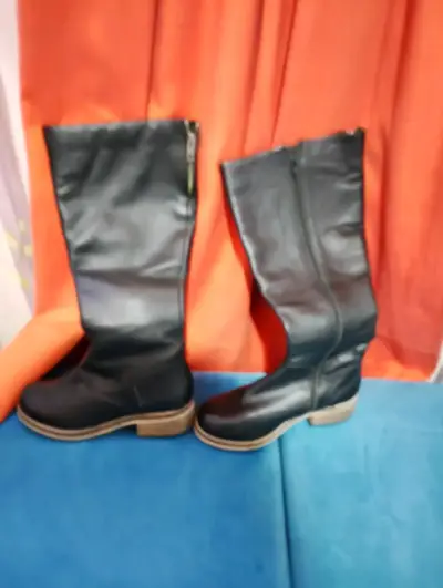 Botas negras de cuero - miniatura 3