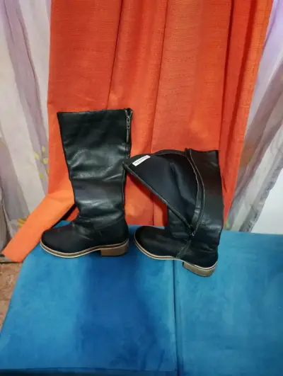 Botas negras de cuero - miniatura 4