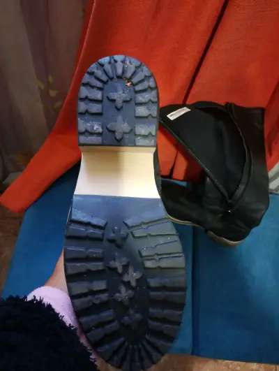 Botas negras de cuero - miniatura 5