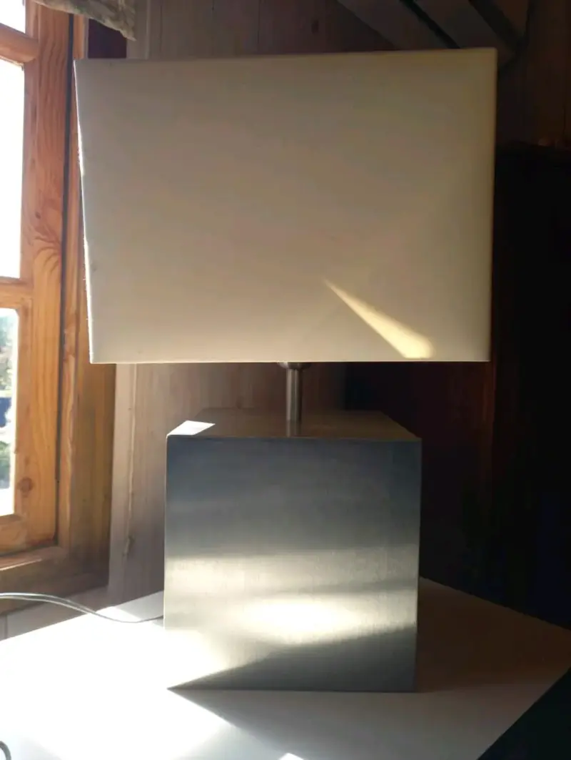 Lámpara de mesa moderna - 1