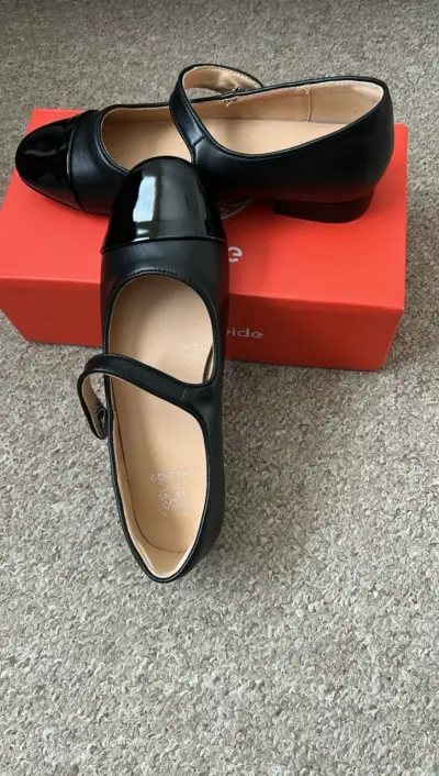 Zapatos con punta tipo charol - miniatura 1