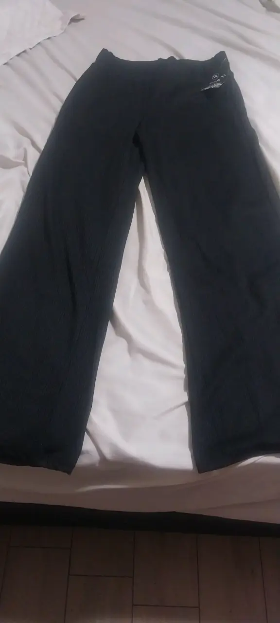 Pantalones negros acanalados
