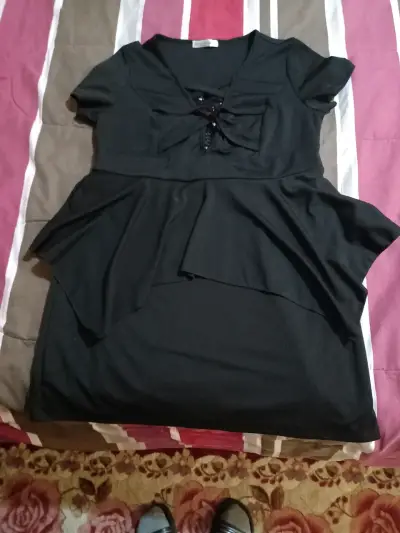 Vestido negro con diseño frontal - miniatura 1