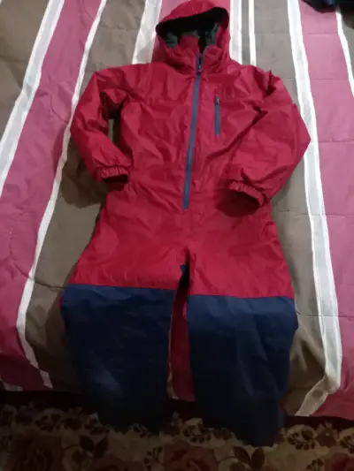 Vestido negro con diseño frontal - miniatura 2