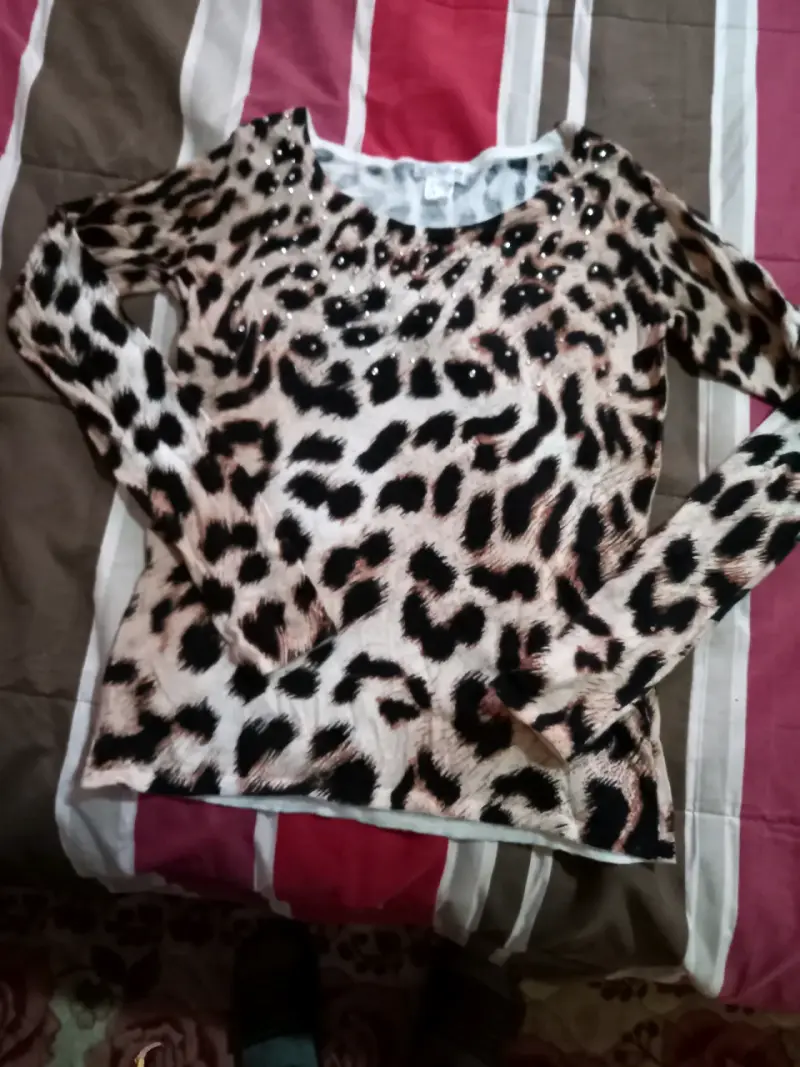 Vestido negro con diseño frontal - 3