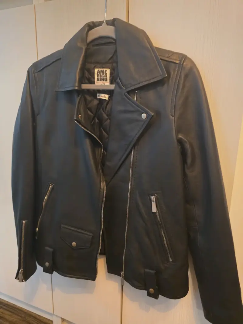 Chaqueta de cuero negra - 1
