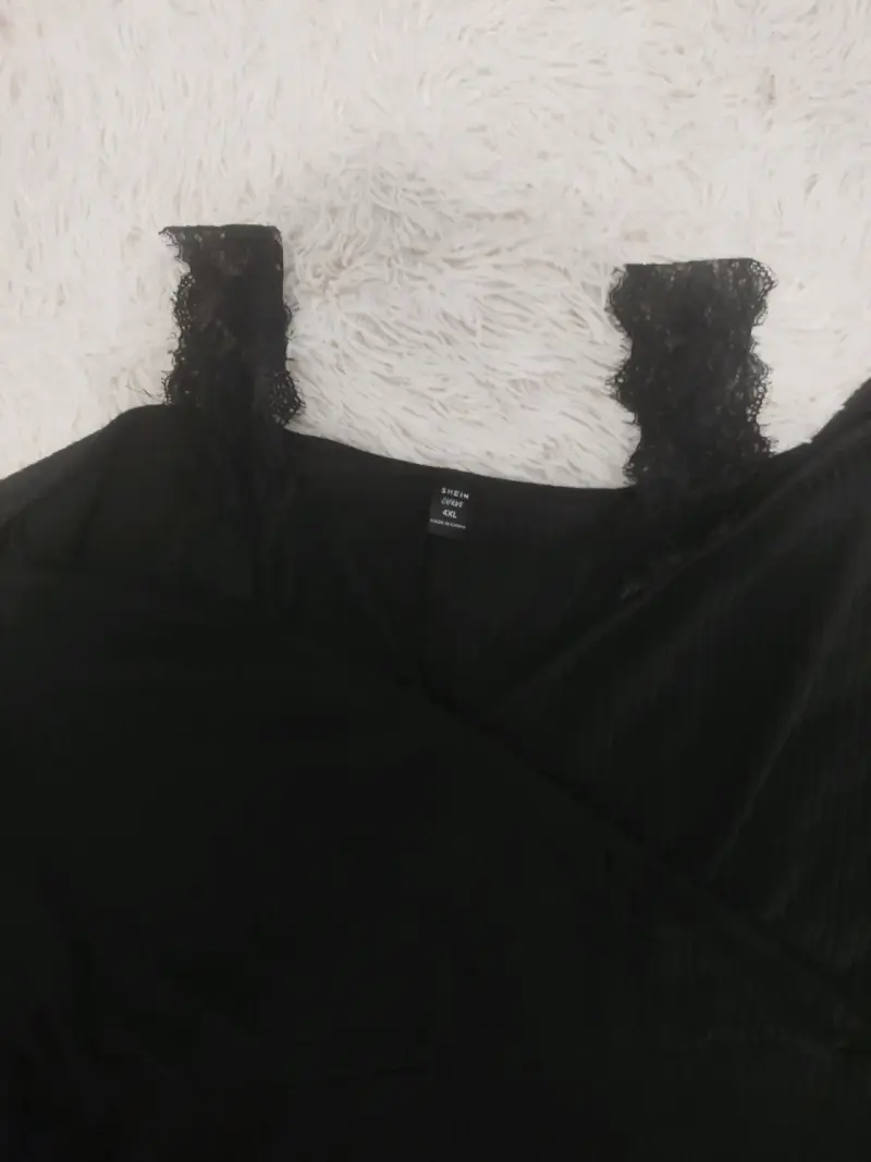 Top negro con encaje - 1