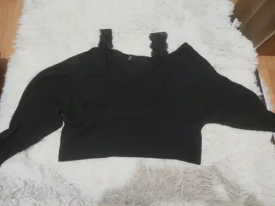 Top negro con encaje - miniatura 2