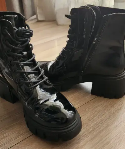 Botas negras de charol - miniatura 1