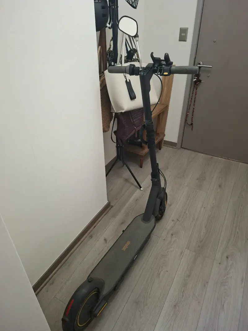Scooter eléctrico negro usado - 1