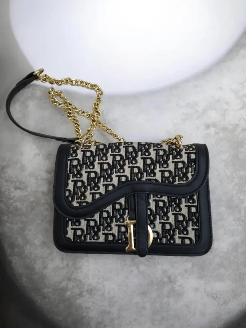 Cartera de mano negra con logo