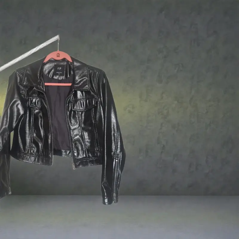 Chaqueta negra de cuero sintético - 1