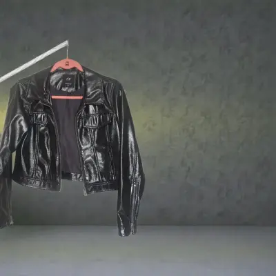 Chaqueta negra de cuero sintético - miniatura 1