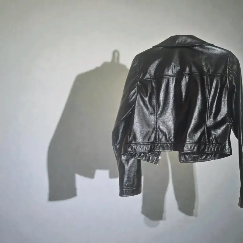 Chaqueta negra de cuero sintético - 2
