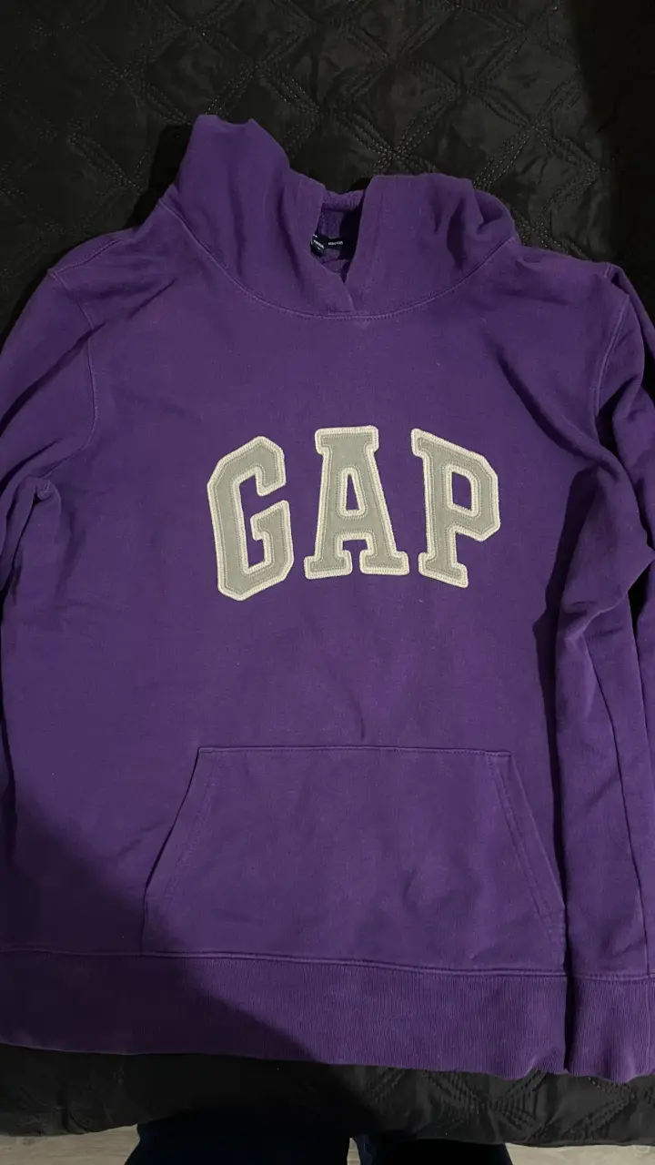 Polerón morado GAP con capucha