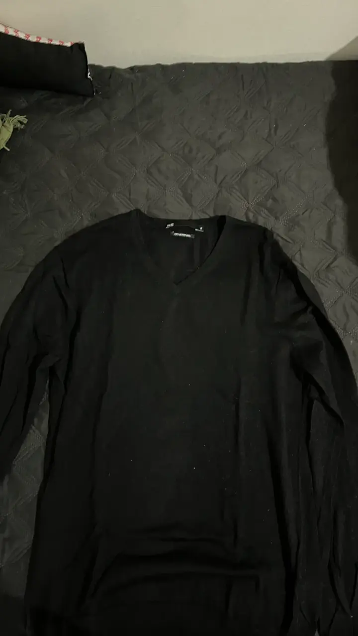 Suéter negro cuello en V