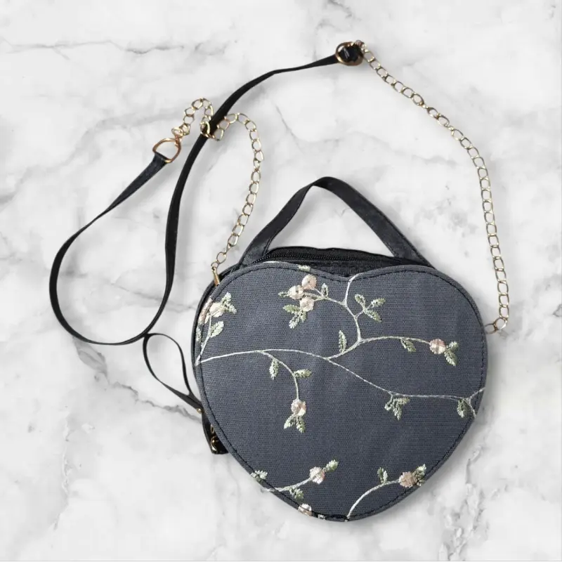 Cartera negra con flores bordadas