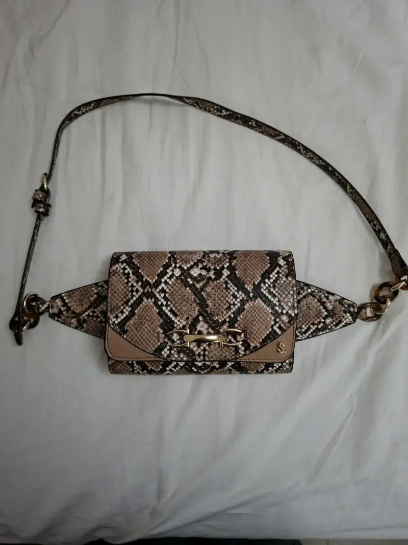 Cartera con diseño serpiente