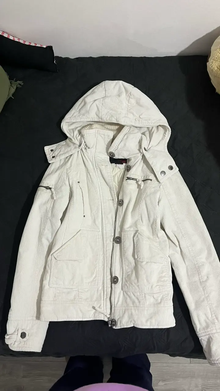 Chaqueta blanca cottele con capucha