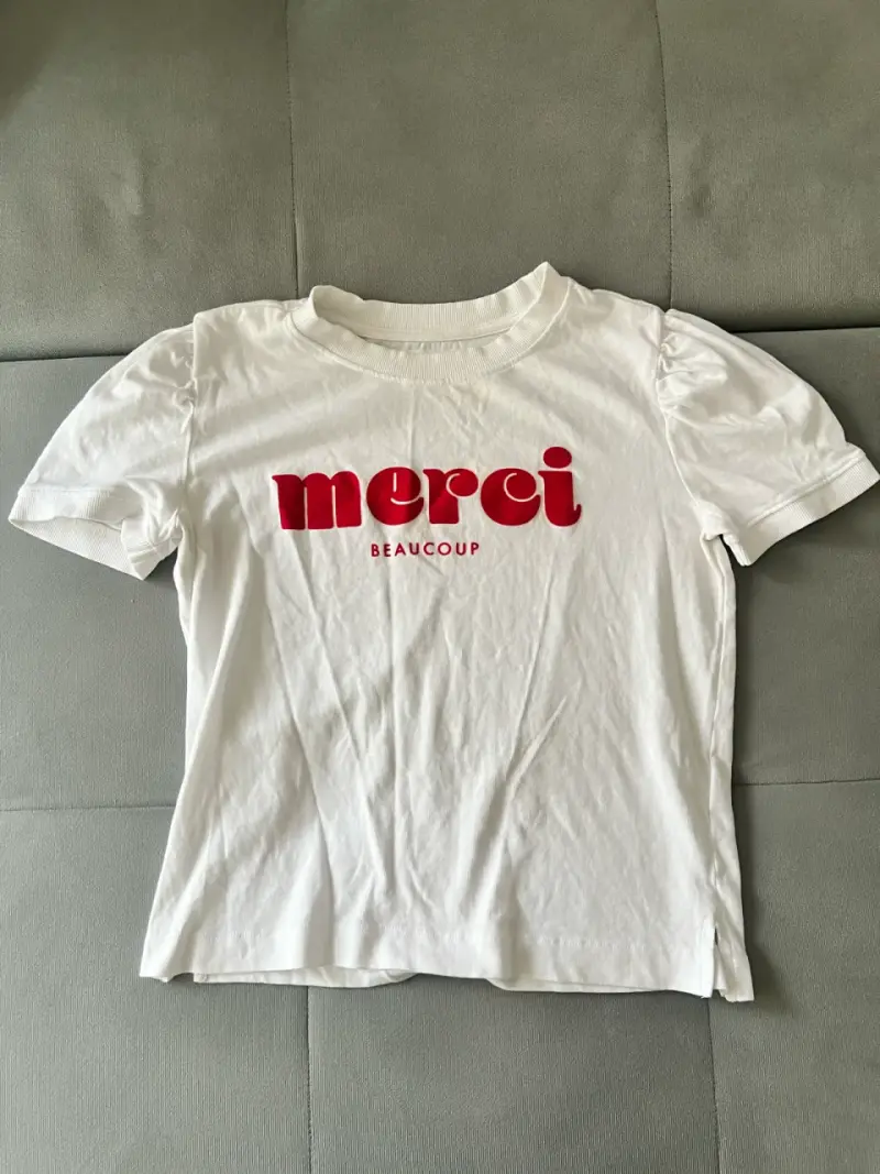 Polera blanca 'Merci Beaucoup'