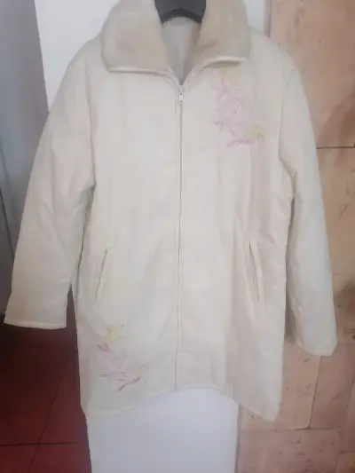 Abrigo blanco con bordado floral - miniatura 1