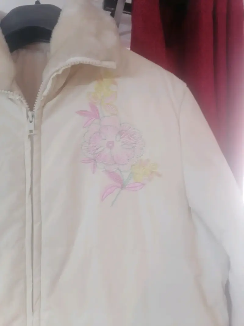 Abrigo blanco con bordado floral - 2
