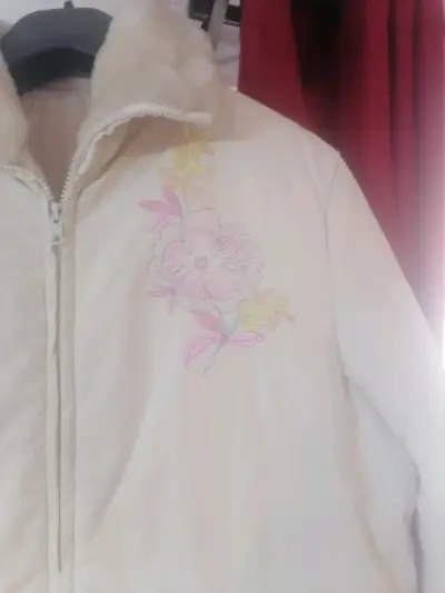 Abrigo blanco con bordado floral - miniatura 2