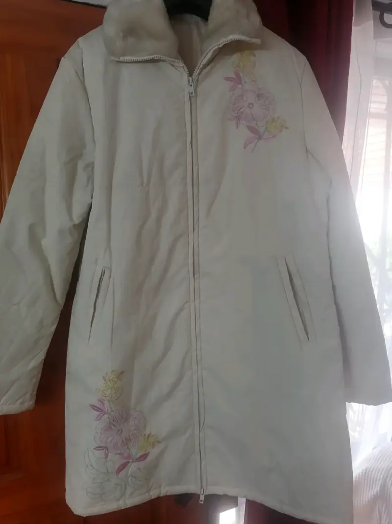 Abrigo blanco con bordado floral - 3