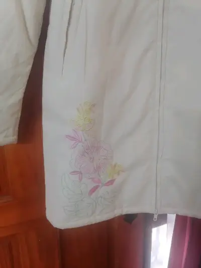 Abrigo blanco con bordado floral - miniatura 4