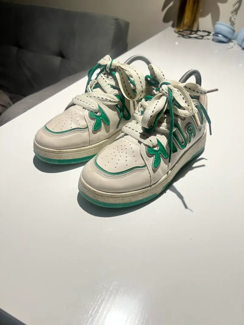 Zapatillas blancas con detalles verdes