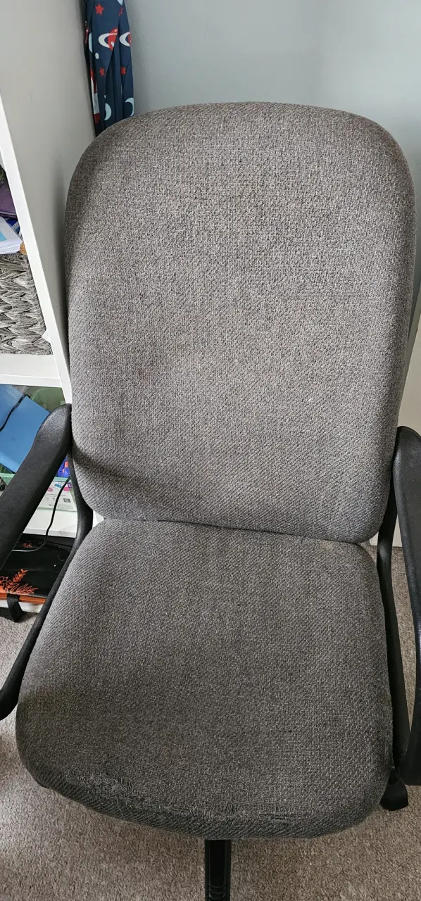 Silla de oficina gris