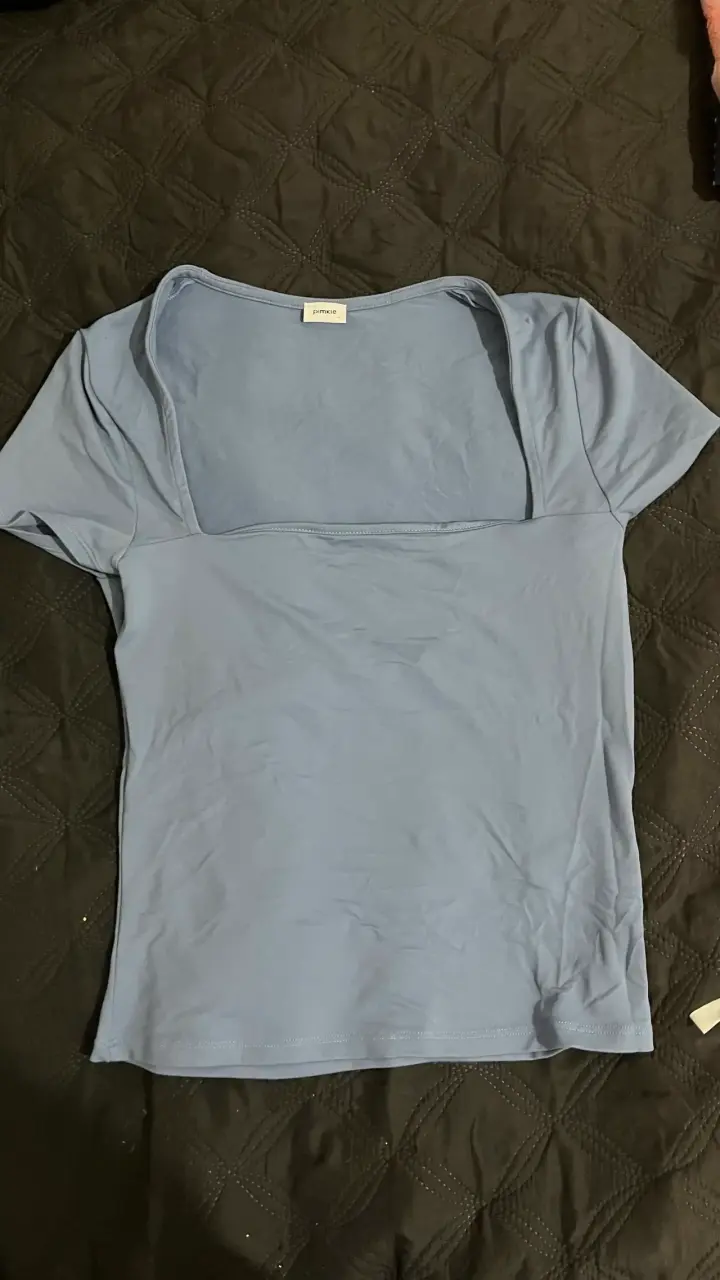 Polera azul con cuello cuadrado