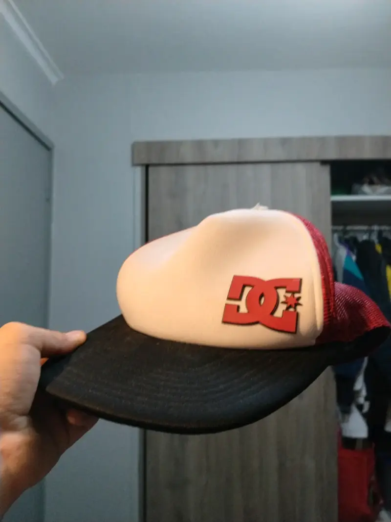 Gorra DC blanca y negra - 1