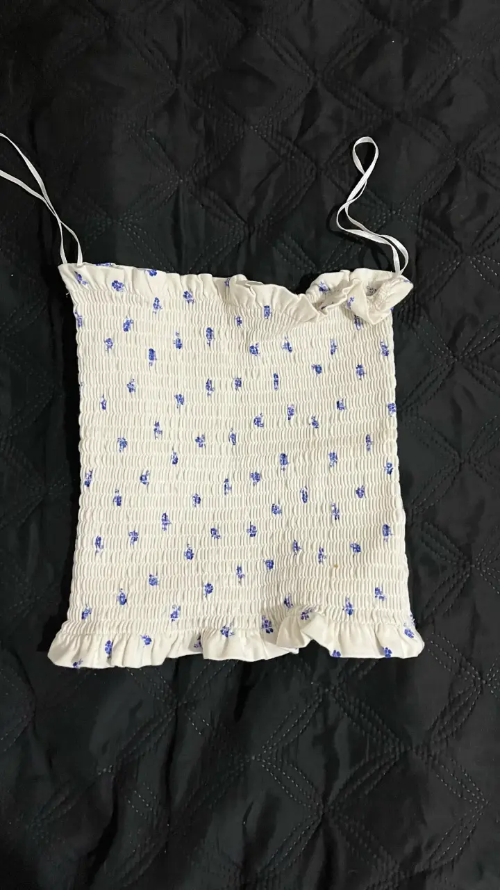 Top blanco con flores azules