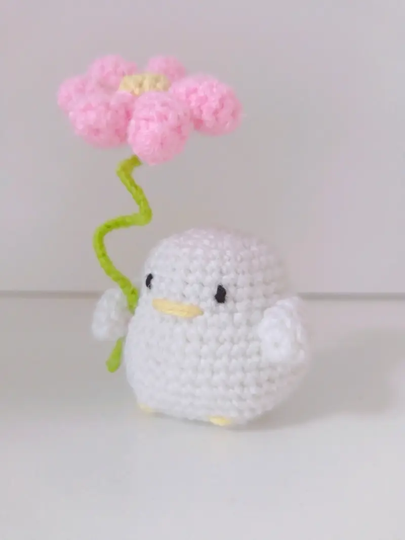 Patito amigurumi con flor - 1