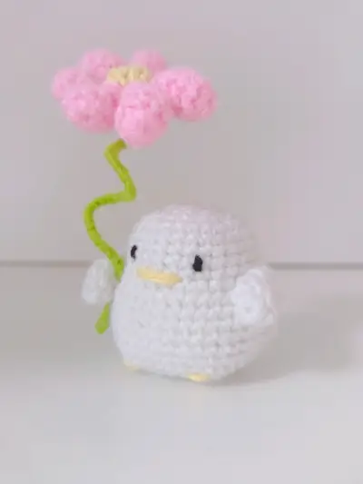 Patito amigurumi con flor - miniatura 1