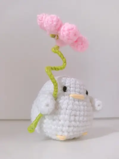 Patito amigurumi con flor - miniatura 2