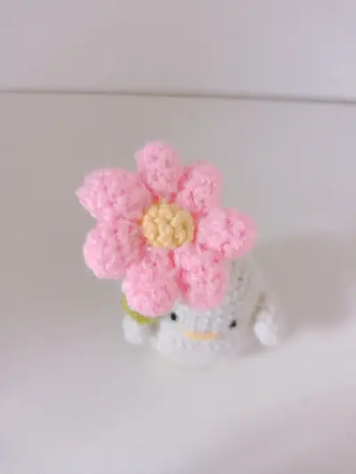 Patito amigurumi con flor - miniatura 3