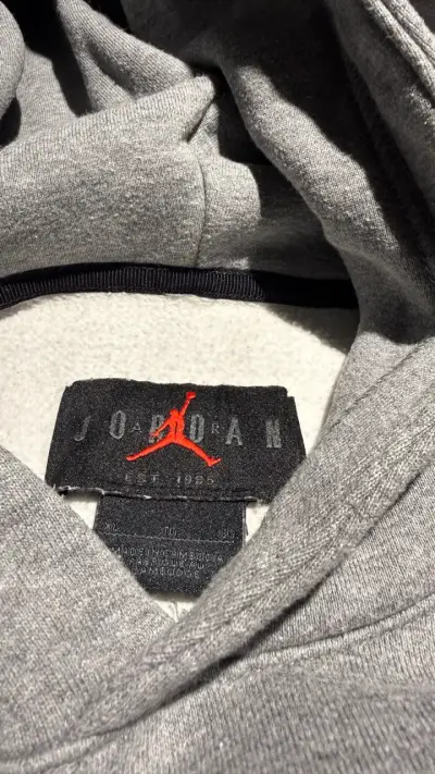 Polerón gris con diseño deportivo jordan original - miniatura 3
