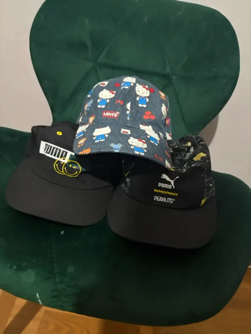 Lote de tres gorras Levi's y Puma