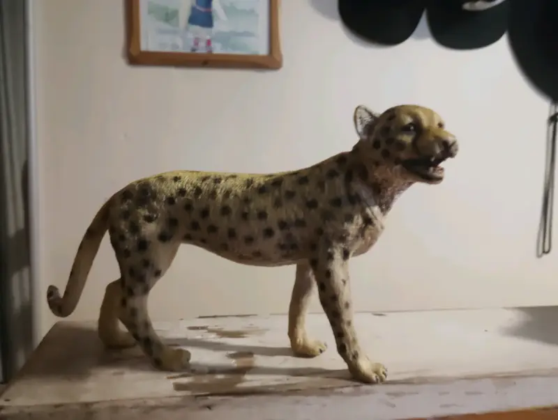 Figura decorativa de leopardo y dinosaurios - 1