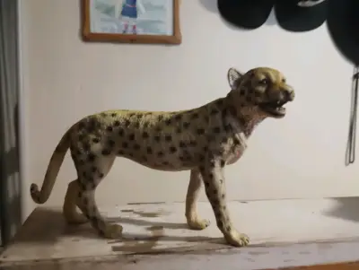 Figura decorativa de leopardo y dinosaurios - miniatura 1