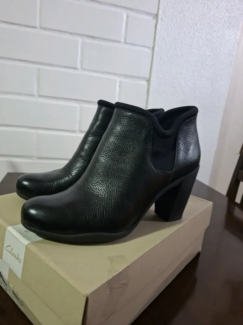 Botines negros con taco Clarks