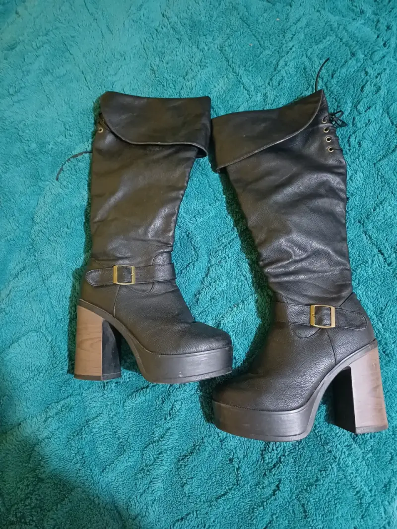 Botas negras de tacón alto - 1