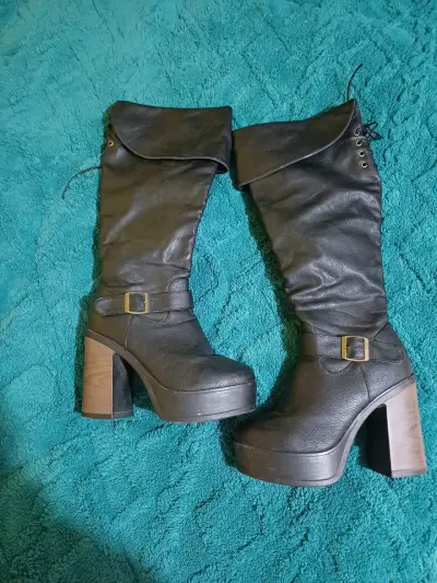 Botas negras de tacón alto - miniatura 1