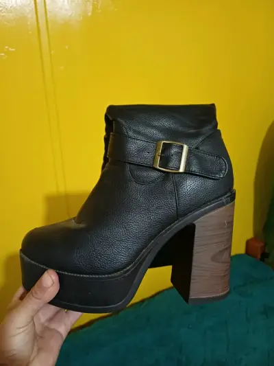 Botas negras de tacón alto - miniatura 2