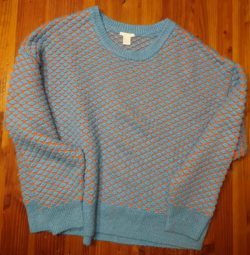 Suéter tejido azul y naranja