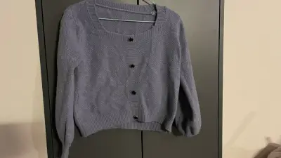 Suéter azul grisáceo con botones - miniatura 1