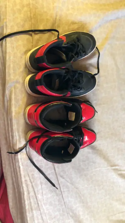 Zapatillas deportivas rojas y negras - miniatura 1