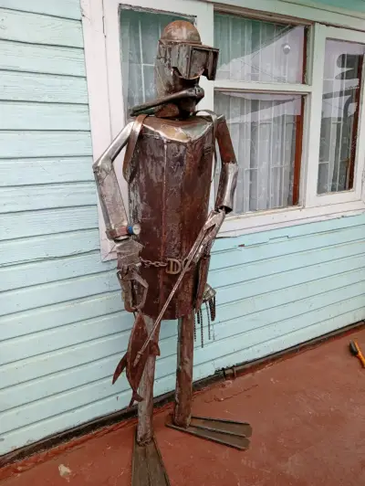 Escultura metálica de buzo - miniatura 1